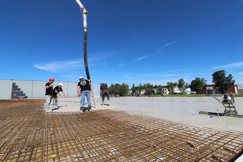 Grote betonpomp voor grote betonvloeren of funderingsbalken