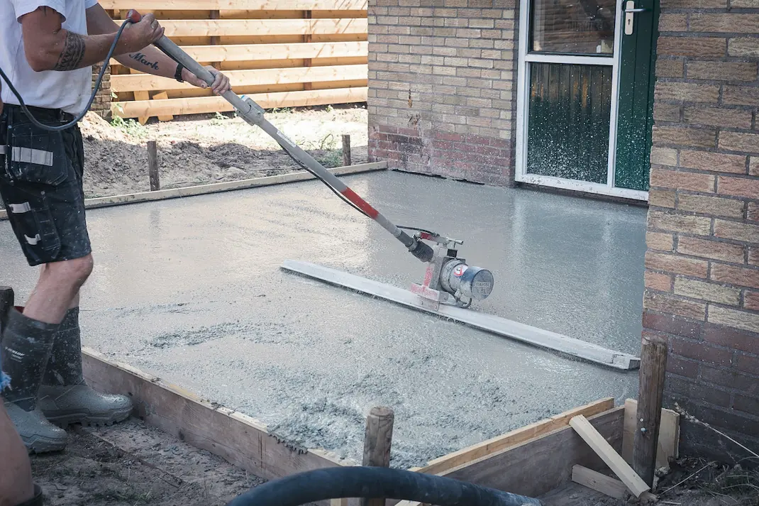 Niet gevlinderde betonvloer afwerking onder de rei